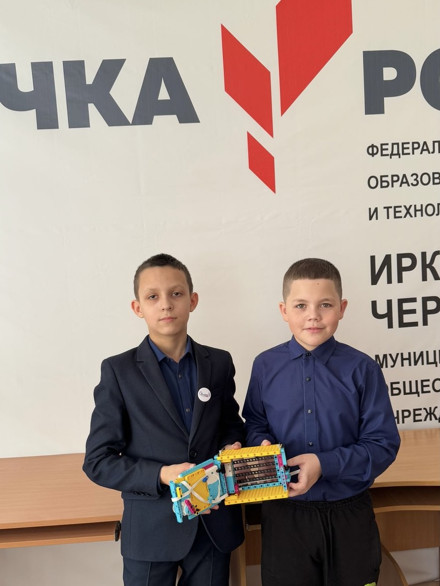 Увлекательное занятие в мир робототехники продолжаются на внеклассных занятиях.